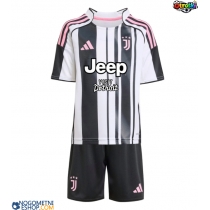 Otroški Nogometni dresi Juventus Andrea Cambiaso #27 Domači 2025-26 Kratek Rokav (+ Kratke hlače)